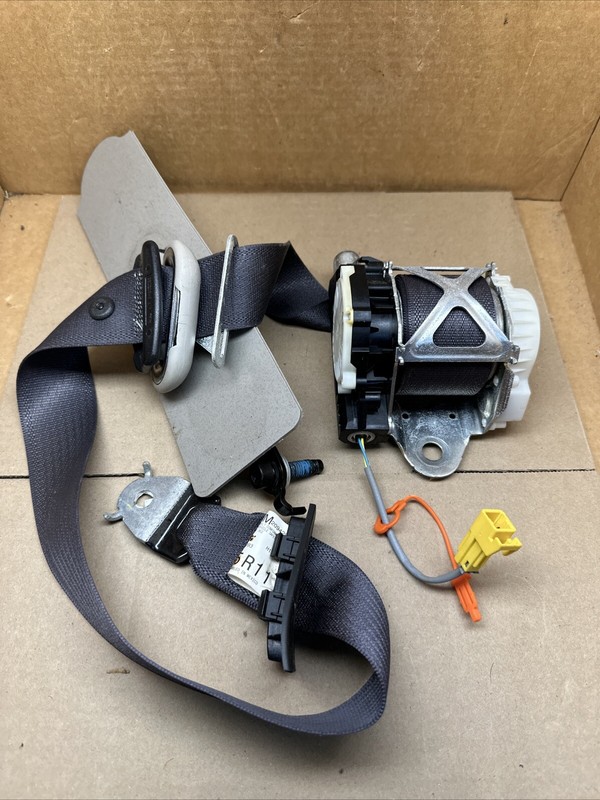 11-2013 Escalade Silverado Tahoe Front Right Passenger Seatbelt Retractor Black