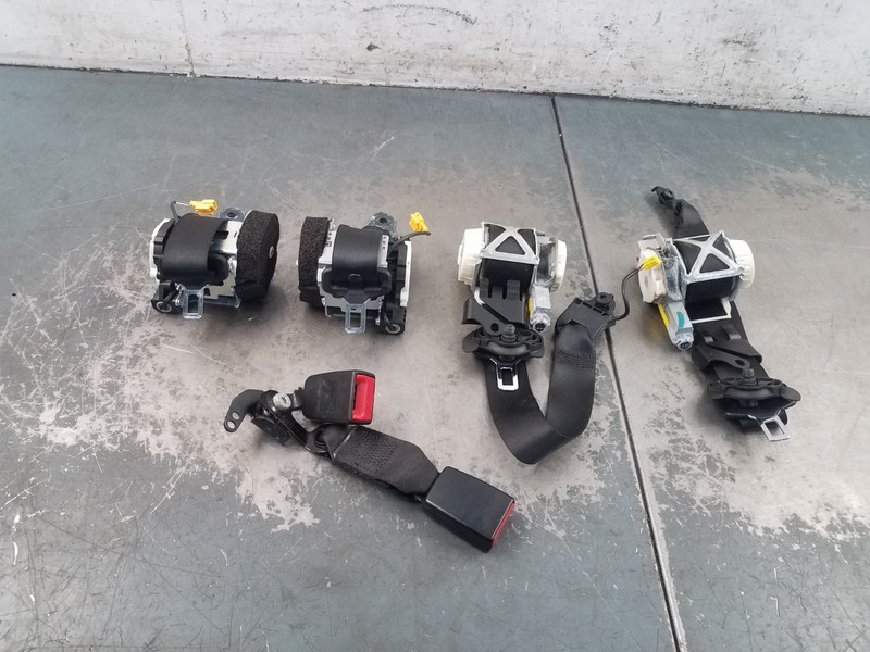 2010 Mercedes AMG C 63 Seat Belt Set #8001 Q6