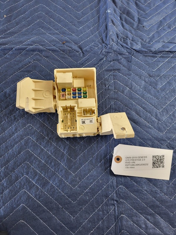 Used Oem GENESIS Rear Trunk Fuse Relay Junction Box 91955-G9211 for 2019 G70 2.0