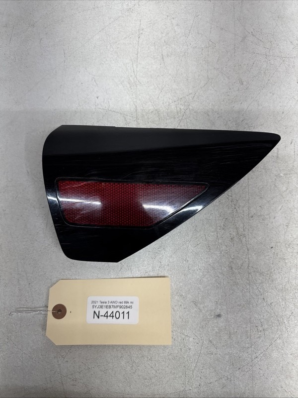 17-23 Tesla 3 RH-Rear Quarter Reflector 1100781-99-D/1109774-00-B 44011 B160