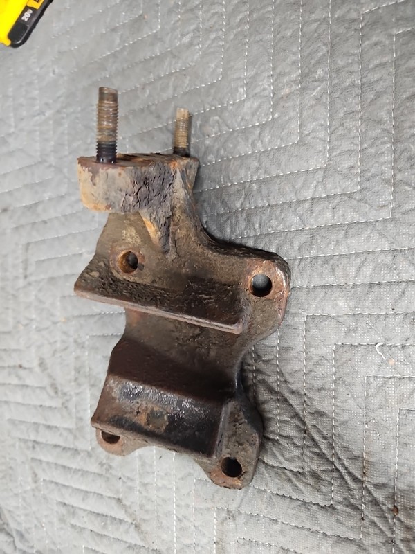 4WD Front Left Lower Sway Bar Bracket | Fits 2001-2005 Ford Excursion