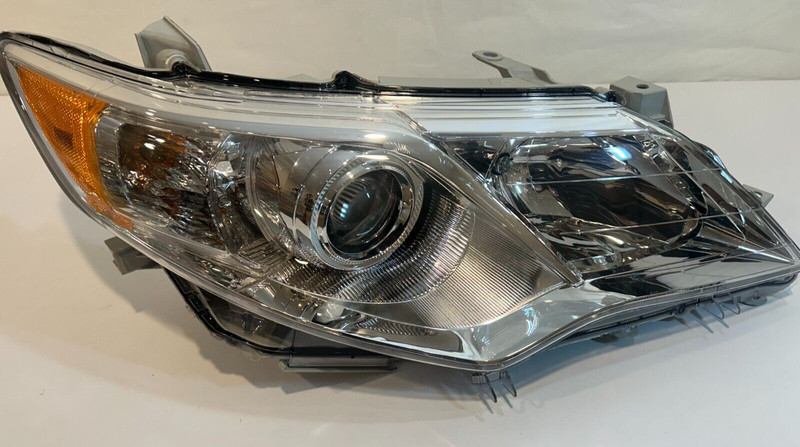 2015-2016 TOYOTA CAMRY Right Halogen Headlamp OEM 9TY 945 220-02
