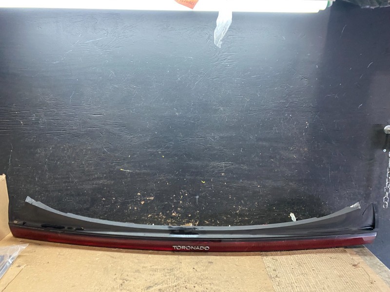 1986 to 1989 Oldsmobile Toronado Rear Center Tail Light Panel OEM V9578 PS