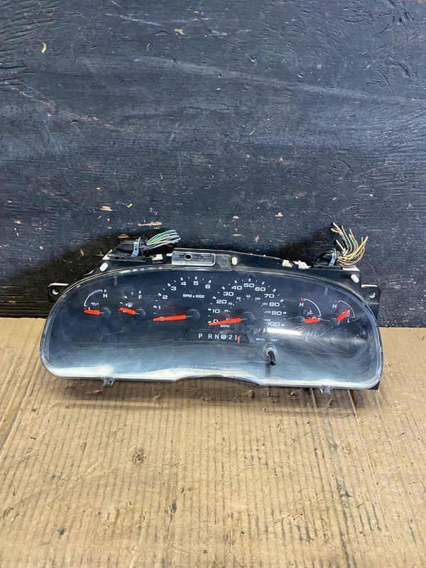 2006 Ford E350 Gauge Speedometer Cluster OEM s8724 DG