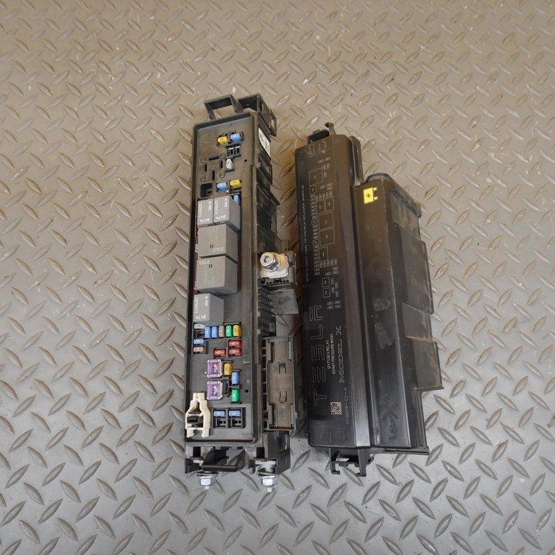 2016-2020 TESLA MODEL X FRONT FUSE JUNCTION BOX CONTROL OEM 1094405-02-D