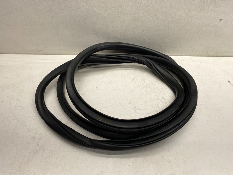 2014-2016 JEEP GRAND CHEROKEE RIGHT REAR DOOR BODY MOUNTED WEATHER SEAL RUBBER