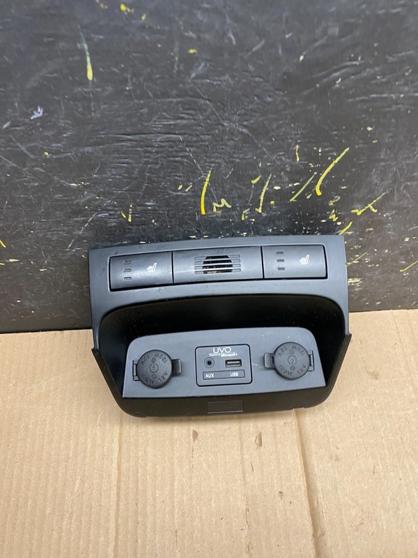 2011-2013 Kia Sorento Center Seat Heater Switches Aux USB Power Outlet AA4601 DG