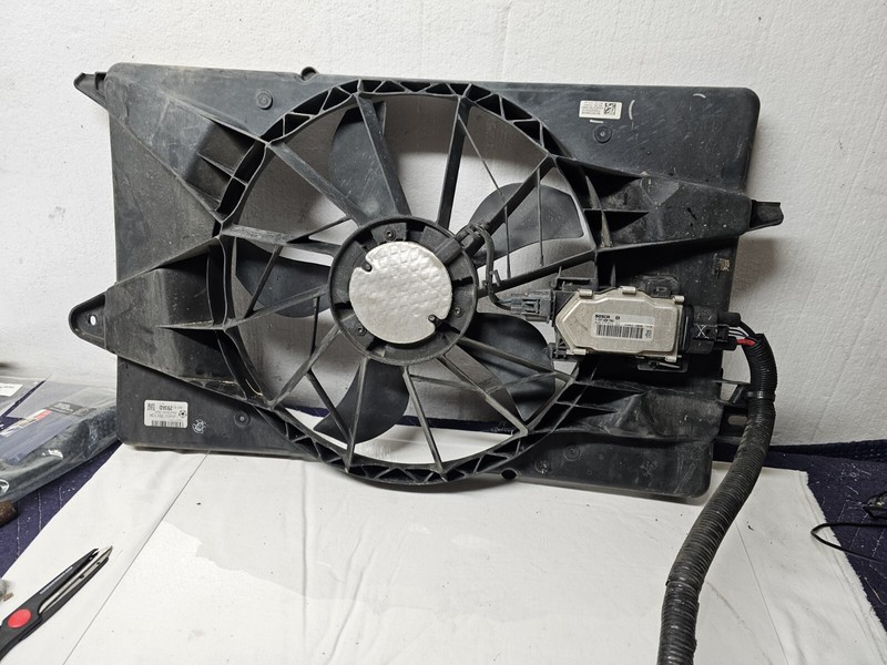 2014JEEP CHEROKEE RADIATOR COOLING FAN SHROUD & BLADE & MOTOR, OEM