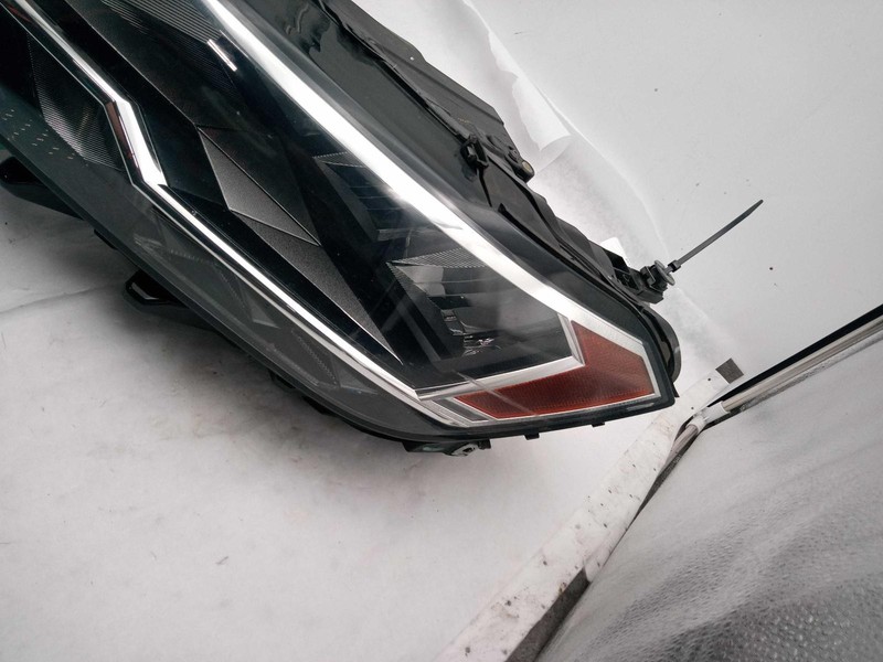 Used Left Headlight Assembly fits: 2019 Volkswagen Jetta LED w/o projector Left