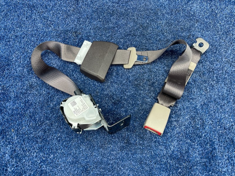 2014-18 GMC Sierra 1500 SLT Right Rear Seat Belt Retractor COCOA 84253792