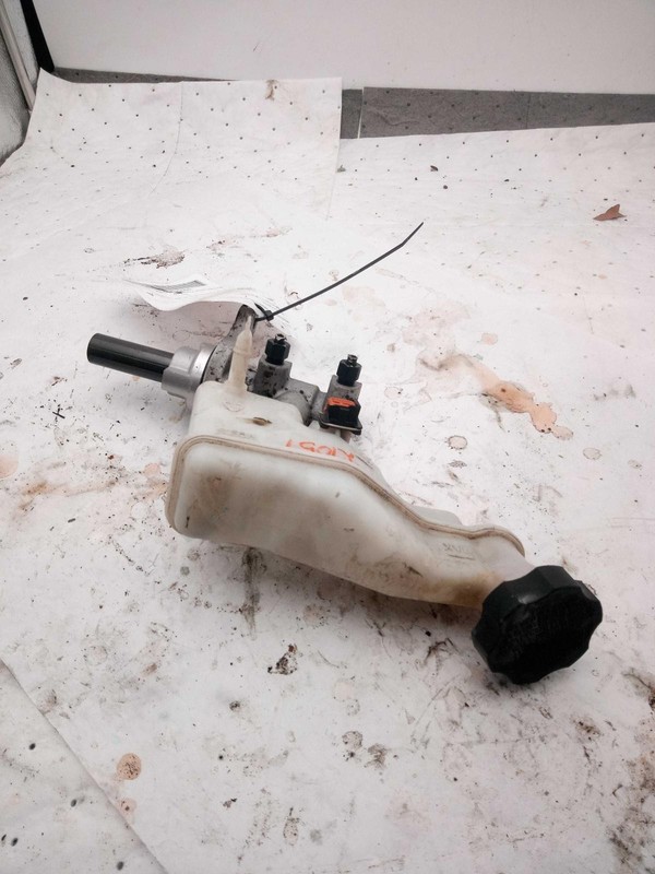 2015 KIA FORTE Brake Master Cylinder OEM 58510A7200 Used 87K Miles Black