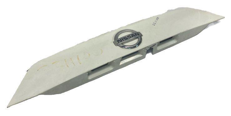 Nissan Rogue Sport tailgate17 22 trunklid license lamp panel molding 908106MA0A