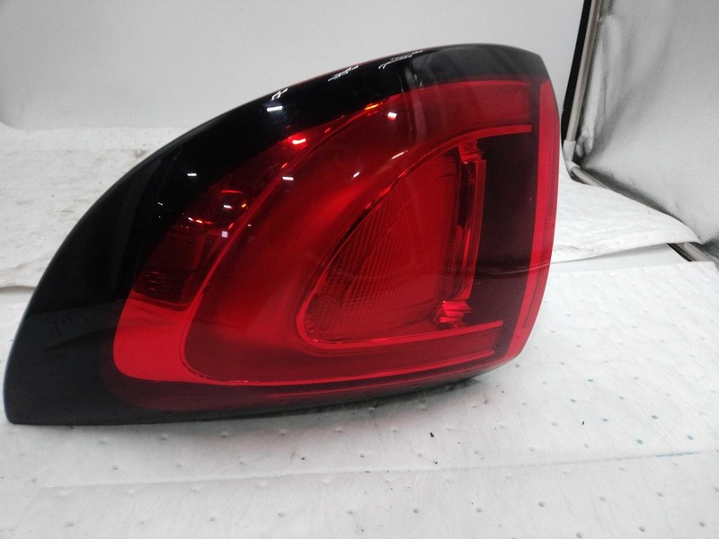 2018 Chrysler Pacifica Right Tail Light Assembly White 627644 Used 67K Miles