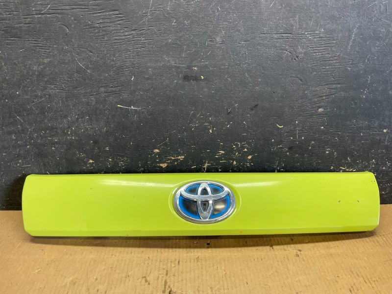 2012 2013 2014 Toyota Prius V Trunk Lid Liftgate Garnish Trim Panel OE AA5899 DG