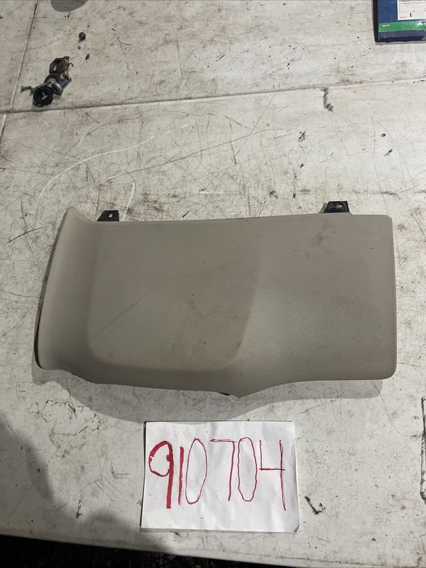 2007 CADILLAC DTS DRIVER SIDE LOWER DASH UNDER COLUMN BEZEL KNEE BOLSTER TRIM