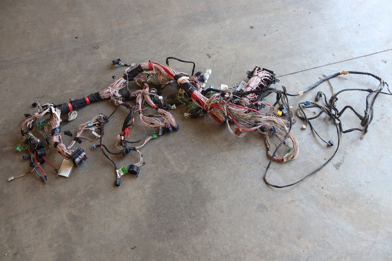 2013 VOLVO VNL D13 UNDER DASH FUSE BOX WIRING HARNESS 21670616 OEM