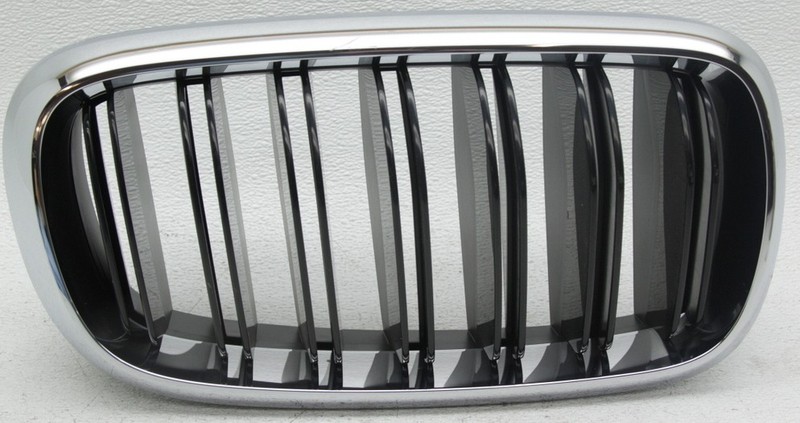 OEM BMW X5M X6M Right Passenger Side Grille 51-11-8-056-324 Minor Scratches