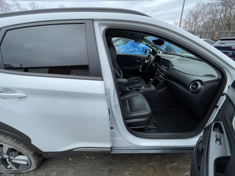 2018-2023 HYUNDAI KONA RIGHT ROCKER W/POST WHITE PC:P6W 112K -LIMITED- 55698