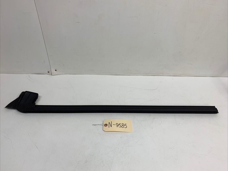 20-21 Tesla Model Y Front RH Door Window Inner Weatherstrip Rubber Seal 9585 U8