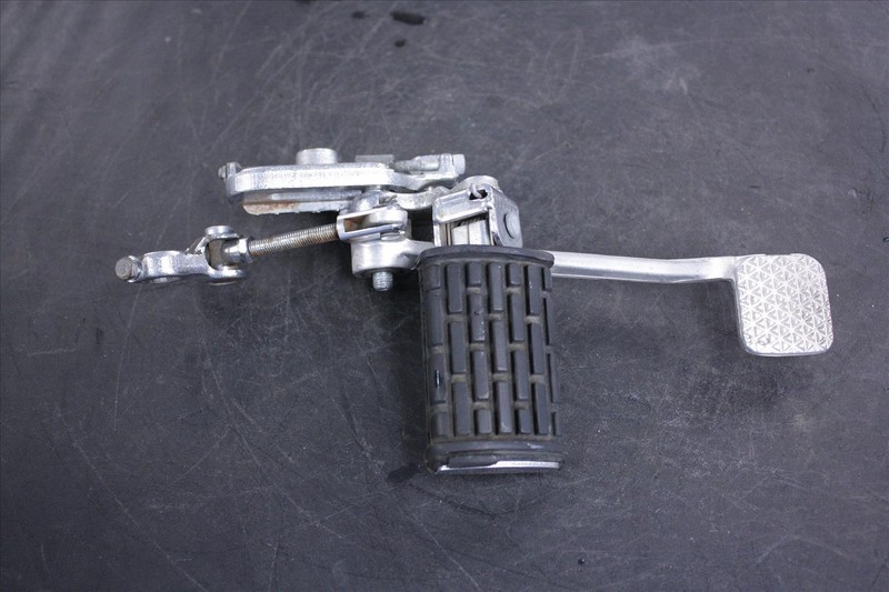 83 YAMAHA XVZ12 T VENTURE RIGHT FOOT PEG ASSEMBLY W/LEVER & BRACKET XVZ 1200