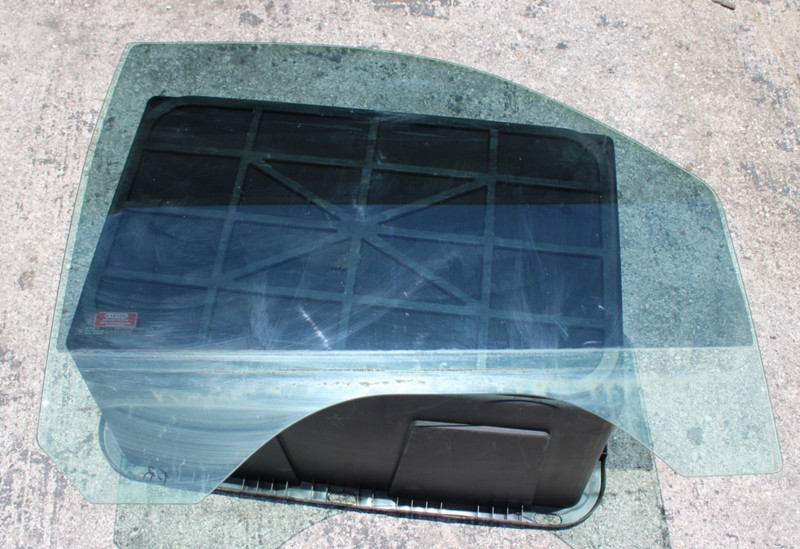 2009-2014 Cadillac Escalade OEM Front Right Passenger Door Window Glass 20776969