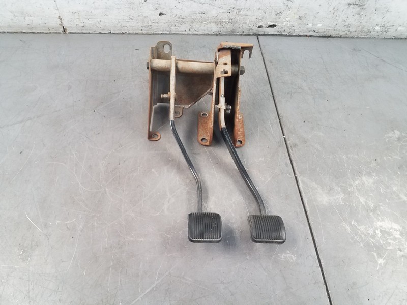 2005 Jeep Wrangler TJ Rubicon 4x4 Brake / Clutch Pedal Assembly #7806 L4