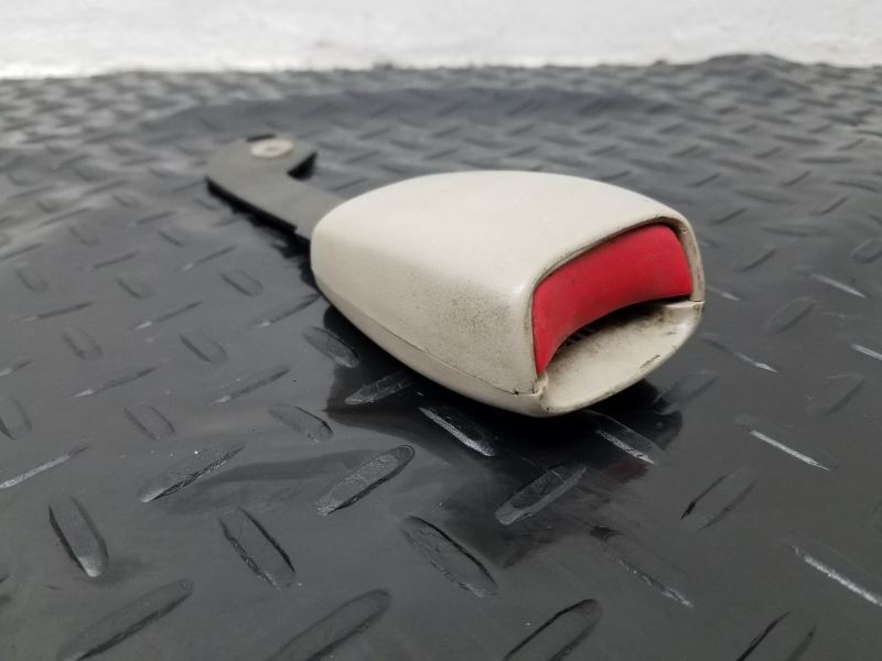 00-02 Chevrolet Tahoe 2nd Row Right Passenger Seat Buckle Tan OEM 88940238
