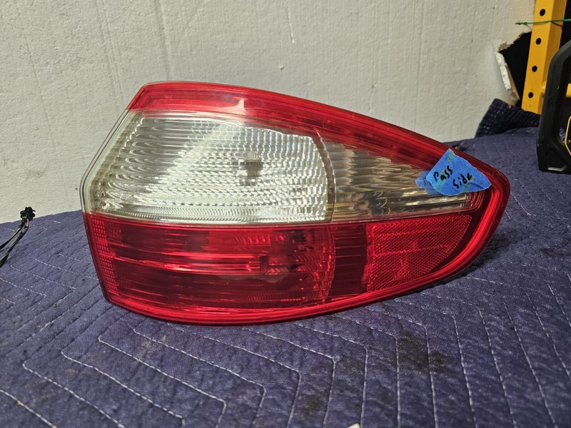 14 15 16 17 18 19 FORD FIESTA RIGHT QUARTER MOUNT TAILLIGHT OEM Sedan