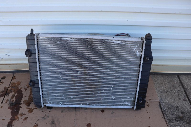 2005-2013 CHEVY CORVETTE BASE ENGINE COOLING COOLANT RADIATOR W/ FAN SHROUD OEM