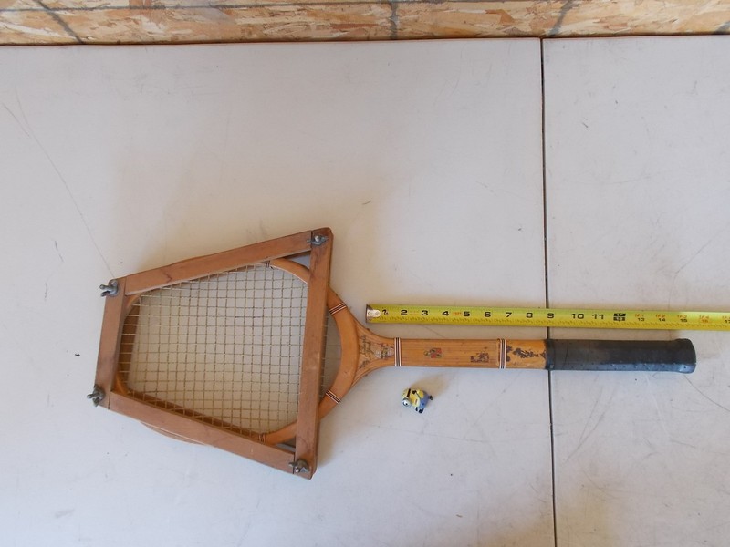 Lee Tennis Racket with Rack, Rack has a Crack *FREE SHIPPING*