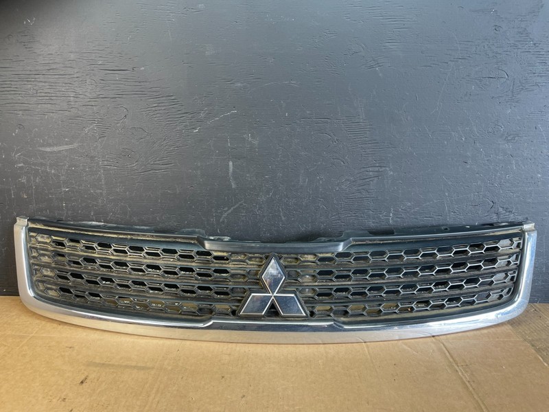 2010 2011 Mitsubishi Endeavor Front Upper Grill Grille OEM AC5100 DG