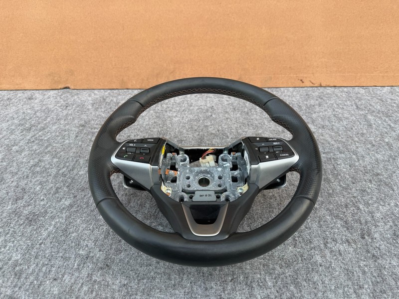 HYUNDAI GENESIS SEDAN & G80 17-20 OEMLEFT WHEEL WITH PADDLE SHIFTERS SWITCHES