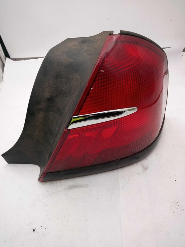 Used Right Tail Light Assembly fits: 2002 Mercury Grand marquis quarter panel mo