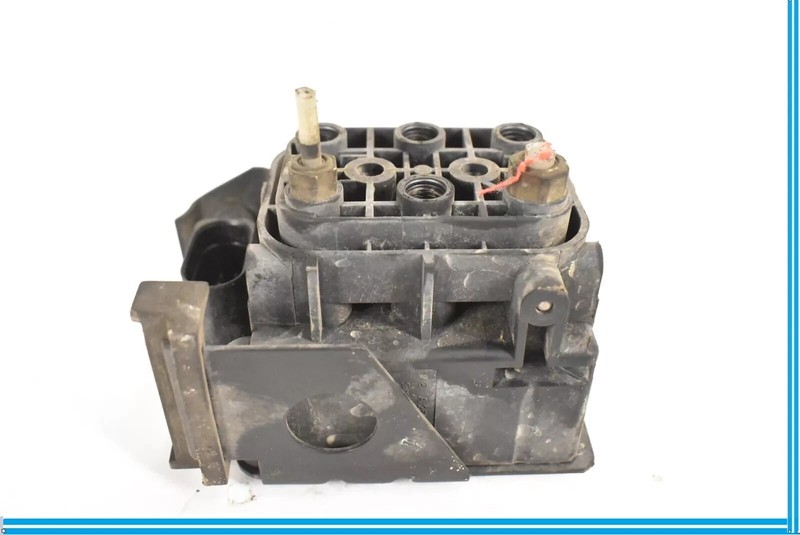 06-20 Mercedes W221 S550 CL550 Airmatic Air Pneumatic Suspension Valve Block OEM