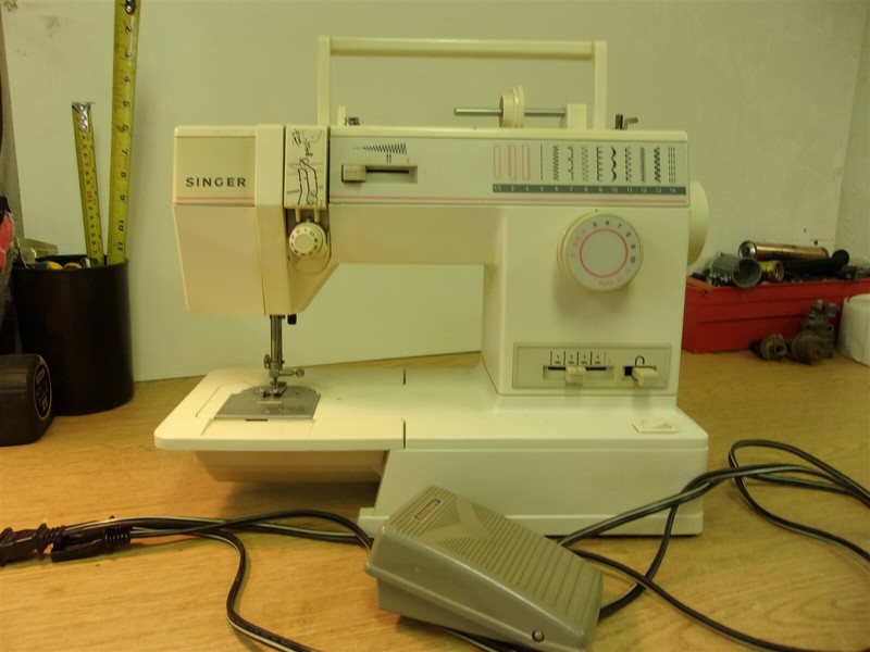 Singer Model 9010 Sewing Machine with Power Cord 4C-34168 Foot Pedal