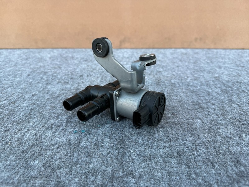 HYUNDAI IONIQ 5 22-25 OEM ENGINE COOLANT PUMP CHANGE OVER 3-WAY CONTROL VALVE