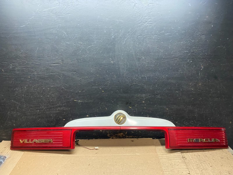 1999 to 2002 Mercury Villager Trunk Lid Center Tail Lightw5728 DG