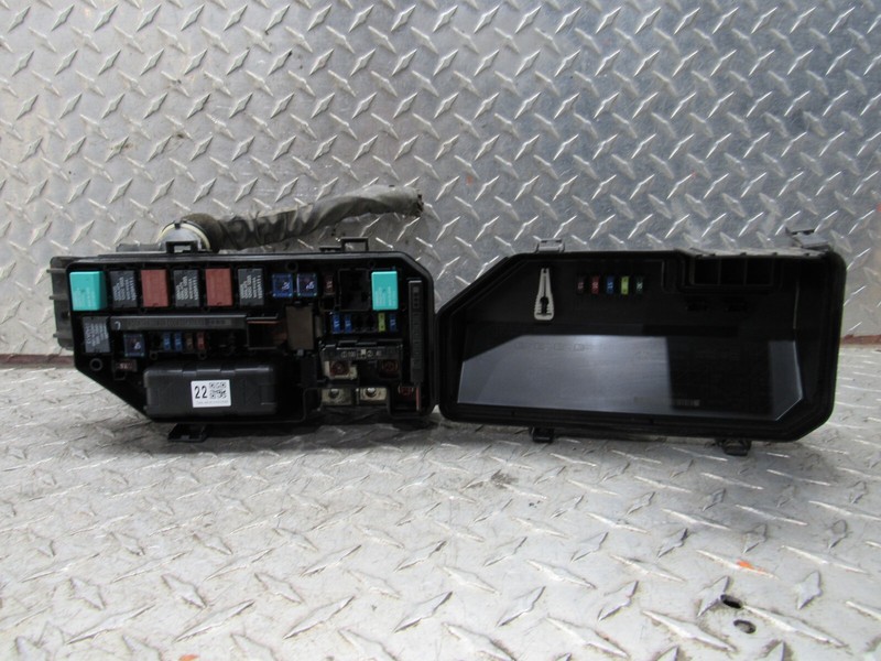 2008-2012 HONDA ACCORD LX SEDAN 2.4L AT UNDER HOOD FUSE RELAY BOX ENGINE FUSEBOX