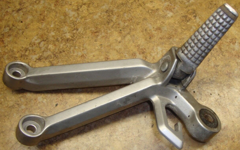 2004 Suzuki GSX-R750 GSXR 750 GSXR750 Right Rear Foot Peg Passenger Pedal Mount