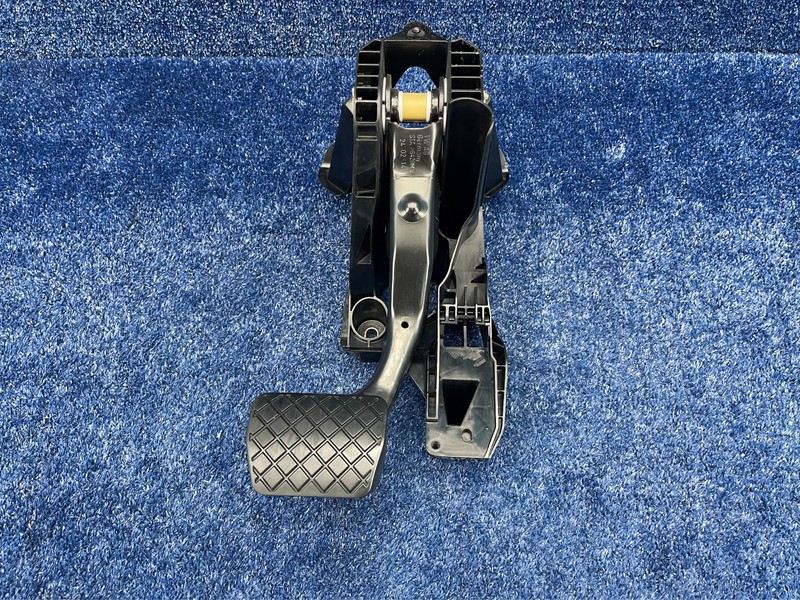 2015-2020 AUDI A3 8V SEDAN FRONT DRIVER BRAKE STOP PEDAL W/ BRACKET SUPPORT OEM