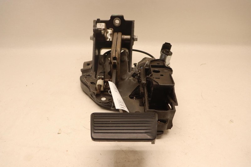 2015-2020 CHEVY/GMC SUBURBAN PARK PARKING BRAKE PEDAL W/ BRACKET OEM