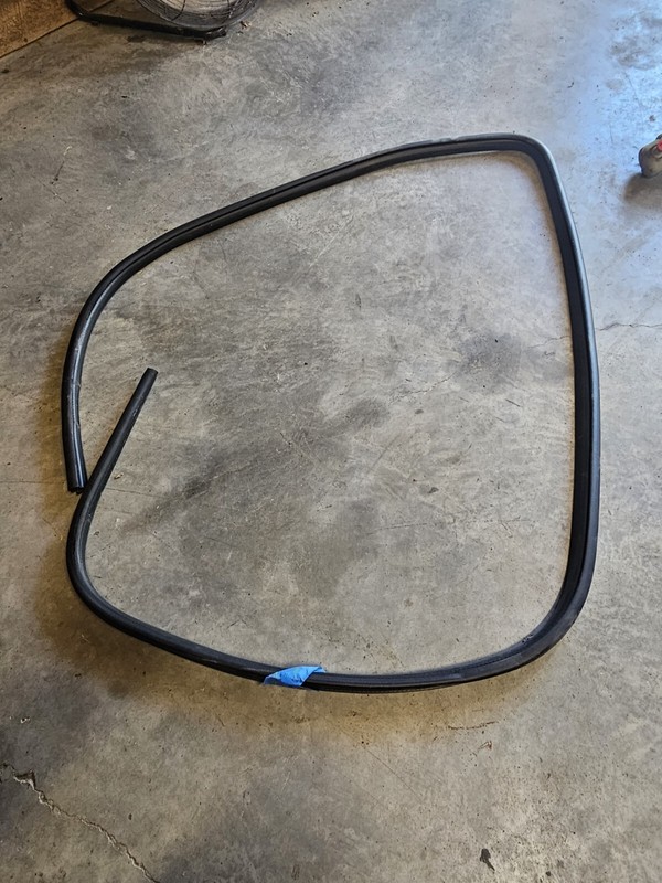 2016 16 DODGE JOURNEY RH RIGHT FRONT DOOR TO BODY SEAL