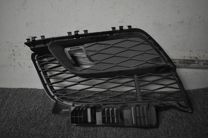TOYOTA FRONT BUMPER FOG LIGHT GRILLE LEFT SIDE FACTORY OEM