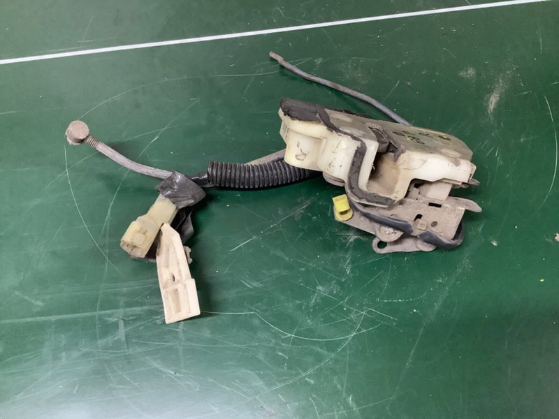 88-91 Prelude Right door latch Used OEM