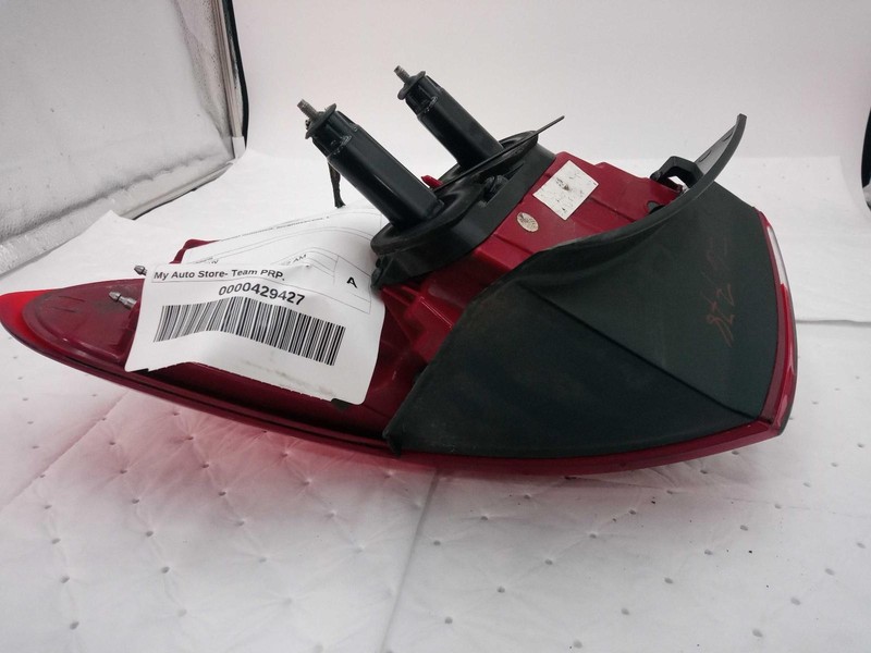 2018 KIA SORENTO Left Tail Light Assembly RED 51826 Used 98K Miles