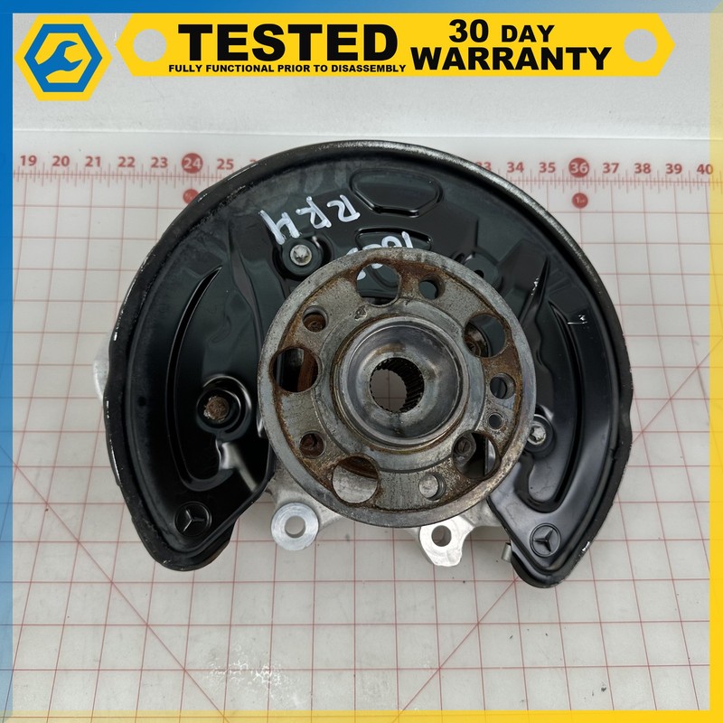 15-18 Mercedes C300 W205 REAR RIGHT SIDE SPINDLE KNUCKLE W/ HUB SET OEM