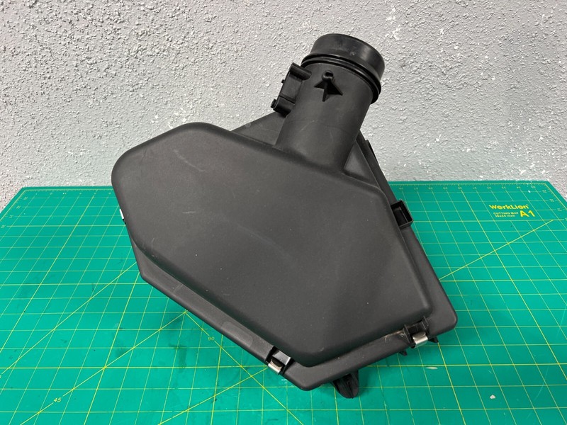 16-18 BMW 330e AIR INTAKE CLEANER FILTER HOUSING BOX AIRBOX OEM