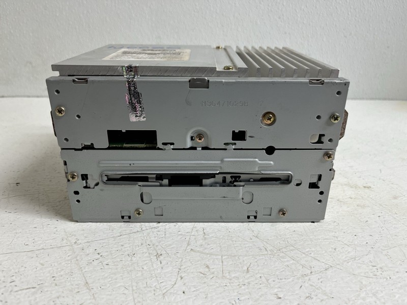 2004 Nissan Titan 6 Disc CD Changer Block 28185 75217 King Cab From 6/04 Oem