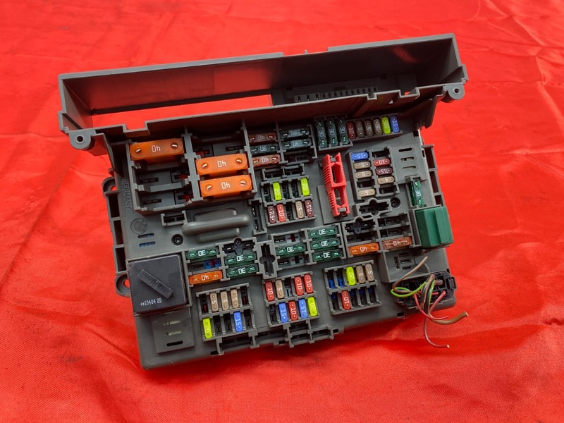 BMW E88 E90 E92 E84 1/3 Series X1 Front Power Distribution Fuse Relay Box OEM✅