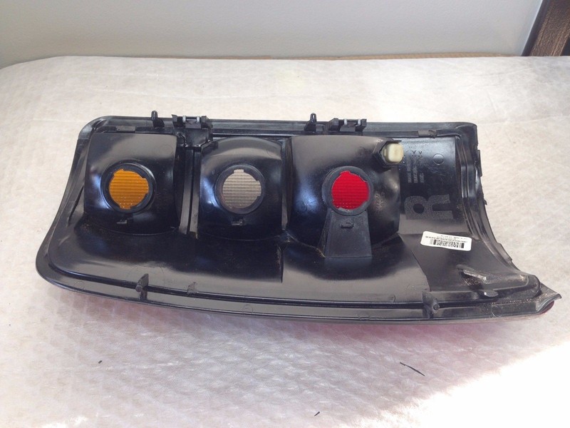 04 05 06 SUBURBAN TAHOE YUKON OEM TAIL LIGHT RIGHT 15224181